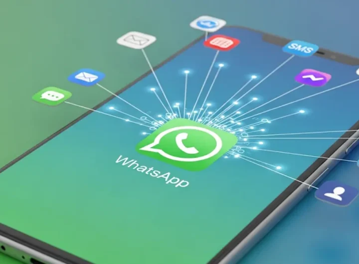 Una mano che tocca uno schermo di smartphone su cui è visualizzata icona di WhatsApp
