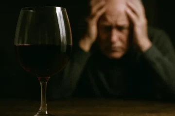 Alcol e cervello: la verità sul rischio demenza