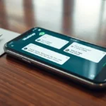 Smartphone con schermata di WhatsApp aperta e icone di messaggi in arrivo multipli