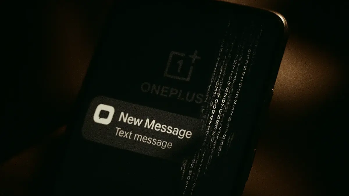 Uno smartphone OnePlus con un icona di un lucchetto rotto sopra