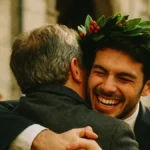 Corona alloro rosso laurea abbraccio congratulazioni