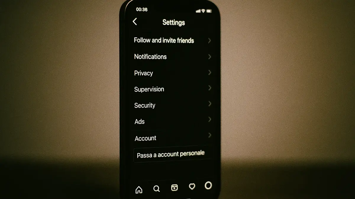 Interfaccia Instagram con freccia che mostra il passaggio da account Creator a Personale