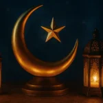 Una mezzaluna dorata stilizzata e lanterne decorative in primo piano