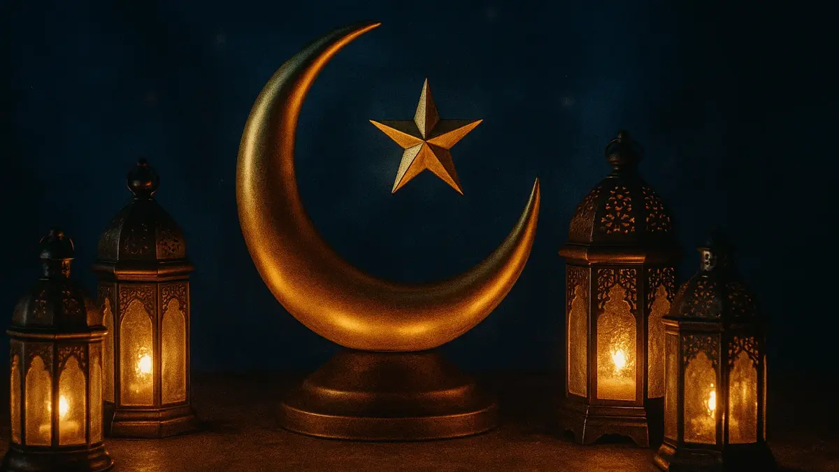 Una mezzaluna dorata stilizzata e lanterne decorative in primo piano