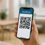 Utente che scansiona un codice QR direttamente dal proprio smartphone