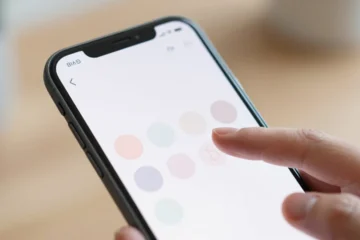 Se guardo una storia in evidenza su Instagram si vede?