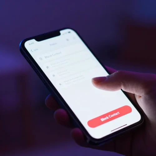 Se guardo uno Stato WhatsApp e poi blocco il contatto, se ne accorge? La verità sul “trucco” dell’anonimo