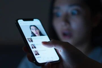 Ti è scappato un clic sulla storia Facebook di un ex o di un rivale? Ecco cosa succede adesso